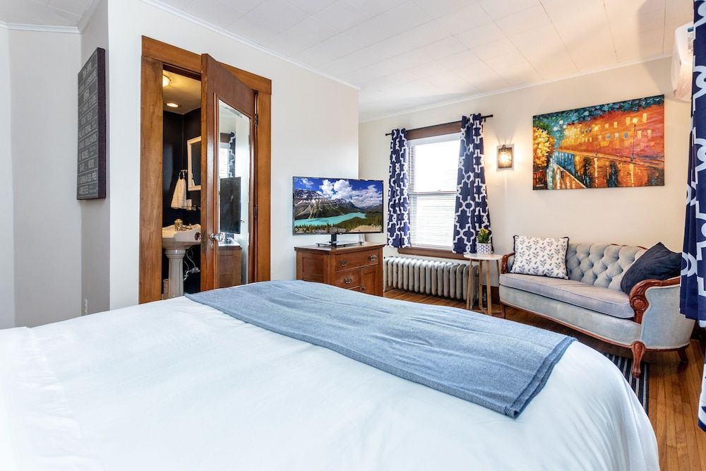 The Butler House B&B Blue Lights Room 2