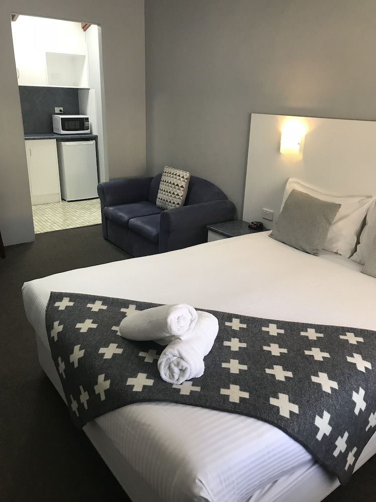 Hideaway Motor Inn Armidale Queen Superior Room 4