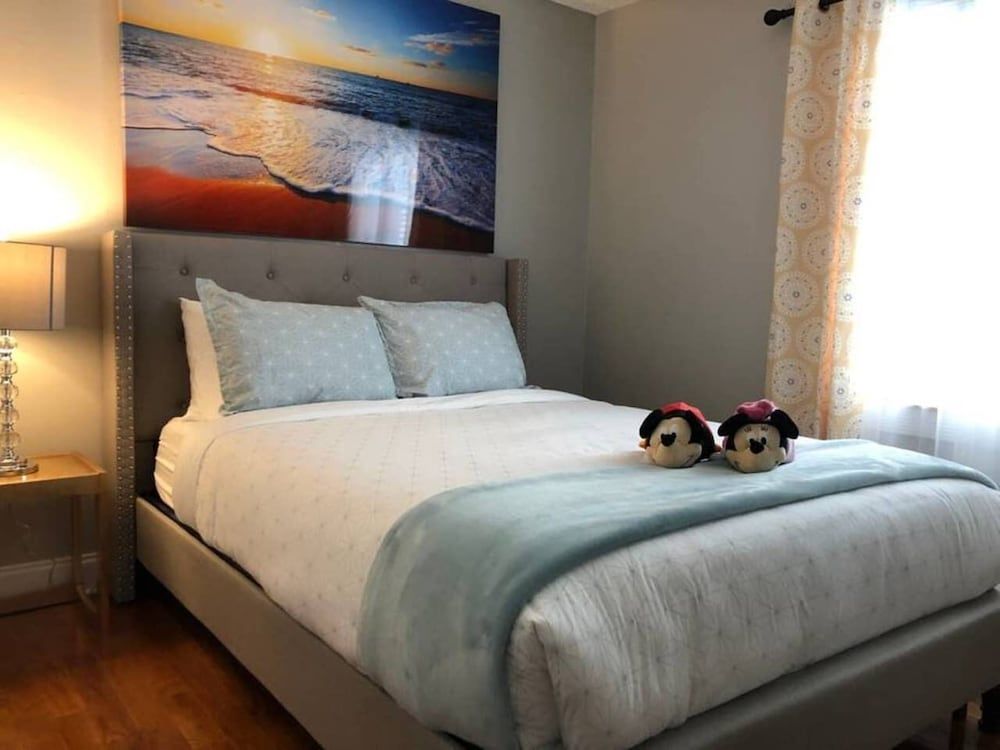 undefined 6149 Sandcrest · Next TO Universal. 8 Beds. Pool. Very Clean