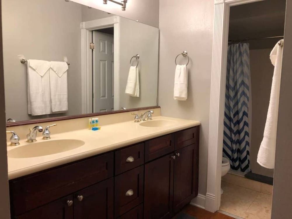 undefined 6149 Sandcrest · Next TO Universal. 8 Beds. Pool. Very Clean 9