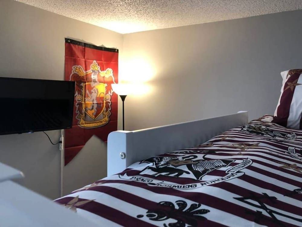 undefined 6149 Sandcrest · Next TO Universal. 8 Beds. Pool. Very Clean 7