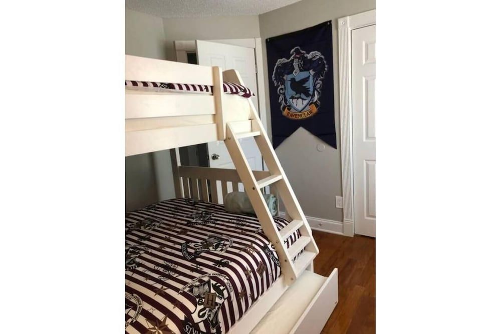 undefined 6149 Sandcrest · Next TO Universal. 8 Beds. Pool. Very Clean 4