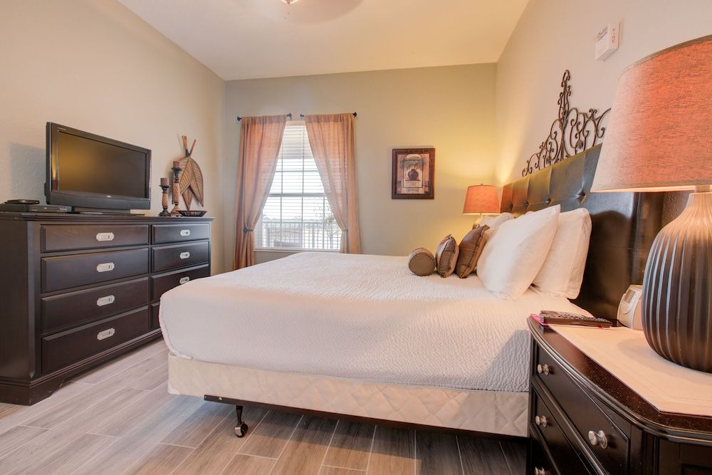 Penthouse w/ Spectacular Lakeview! Near Disney Apartment (3 Bedrooms) 4