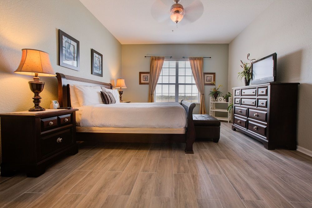 Penthouse w/ Spectacular Lakeview! Near Disney Apartment (3 Bedrooms) 2