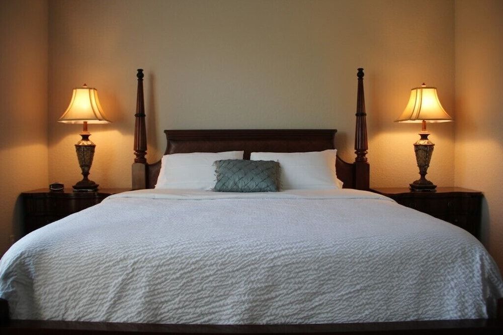 Island Breeze Lake View 3 Bedroom Condo by RedAwning Condo, 3 Bedrooms 4