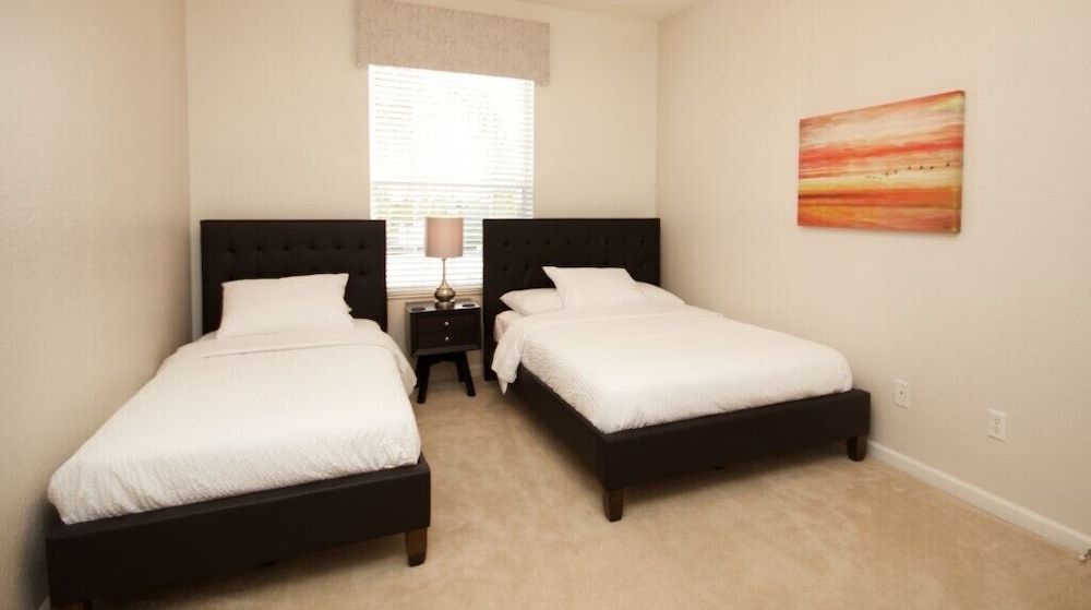 undefined Lake View Treasure 2 Bedroom Condo by RedAwning 7