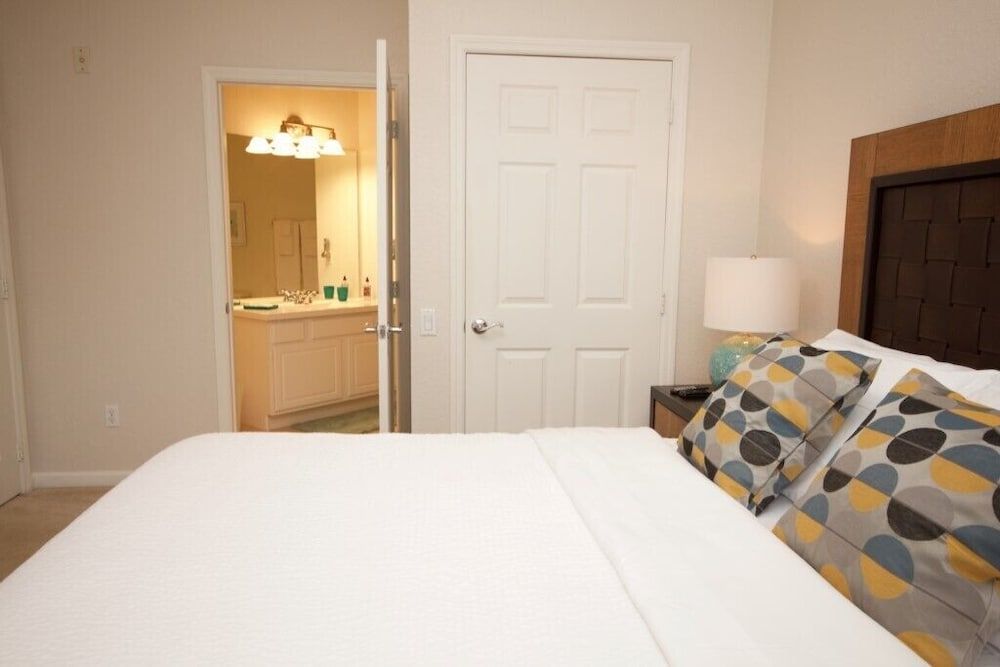 undefined Lake View Treasure 2 Bedroom Condo by RedAwning 6