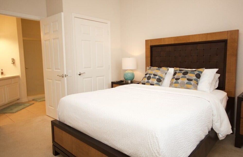 undefined Lake View Treasure 2 Bedroom Condo by RedAwning 5