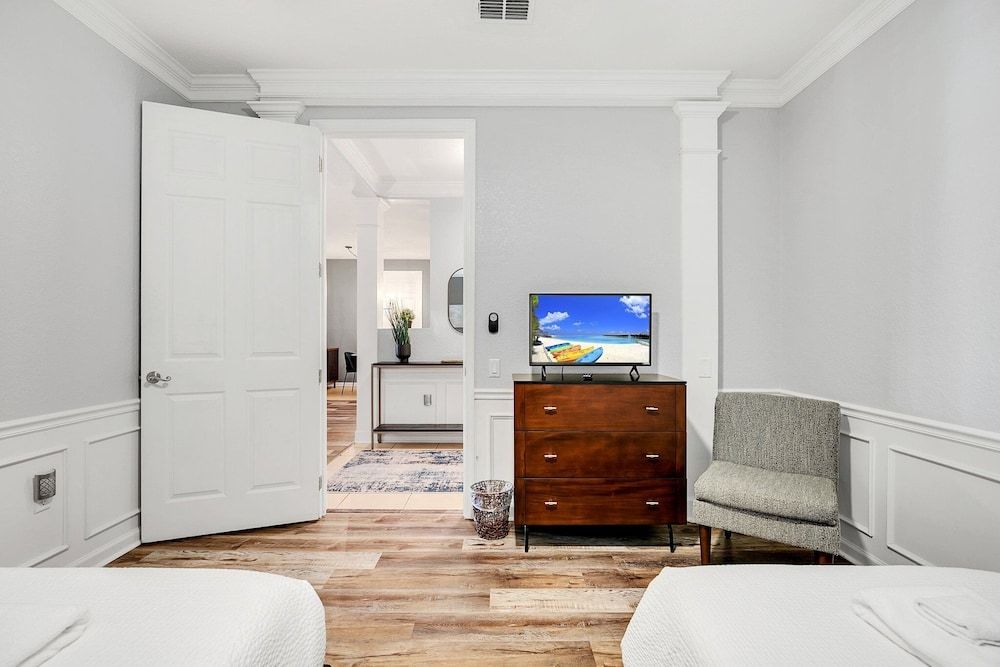 Vero`s Gem Deluxe 3 Bedroom Condo by RedAwning Condo, 3 Bedrooms 16