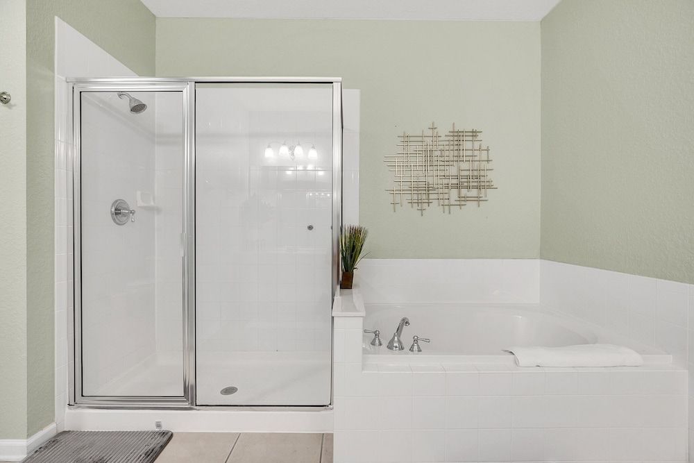 Vero`s Gem Deluxe 3 Bedroom Condo by RedAwning Condo, 3 Bedrooms 15