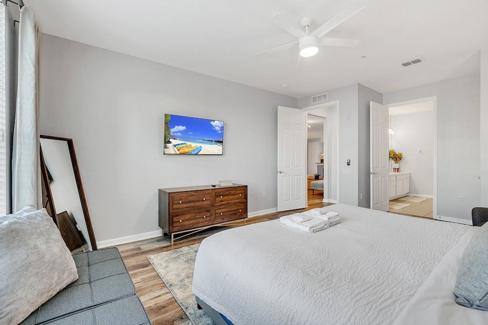 Vero`s Gem Deluxe 3 Bedroom Condo by RedAwning Condo, 3 Bedrooms 5