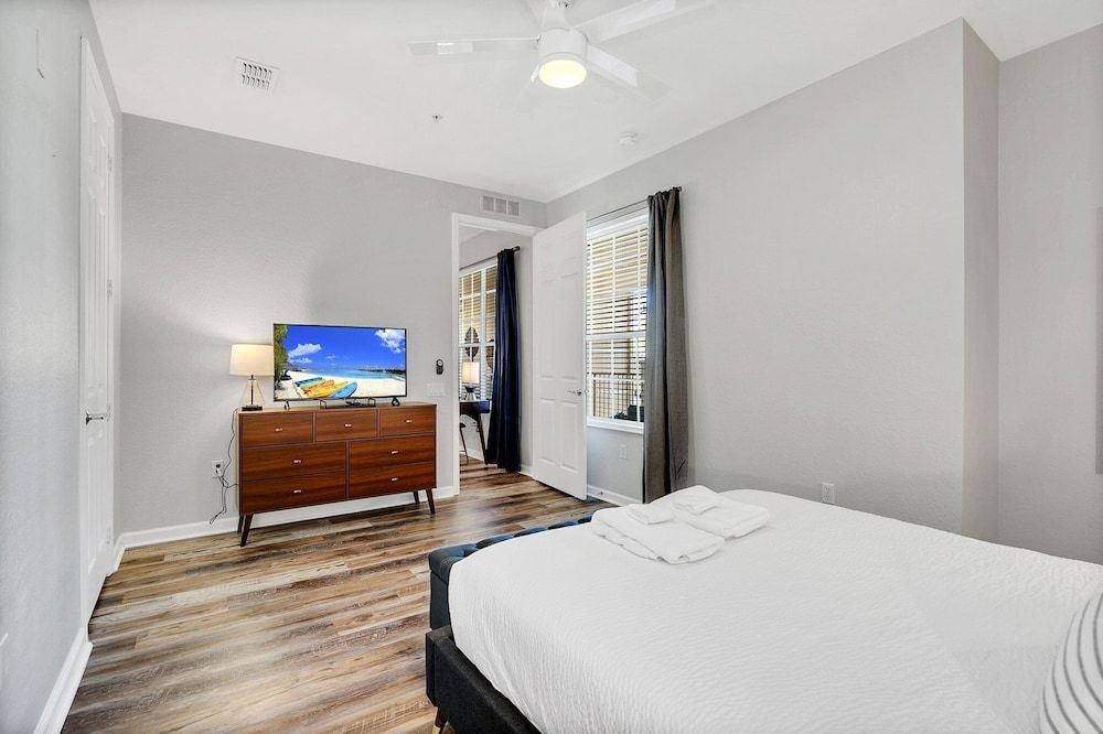 Vero`s Gem Deluxe 3 Bedroom Condo by RedAwning Condo, 3 Bedrooms 3
