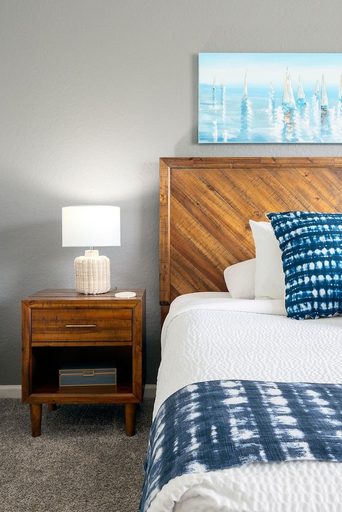 La Vista Lakeview Deluxe 3 Bedroom Condo by RedAwning Condo, 3 Bedrooms