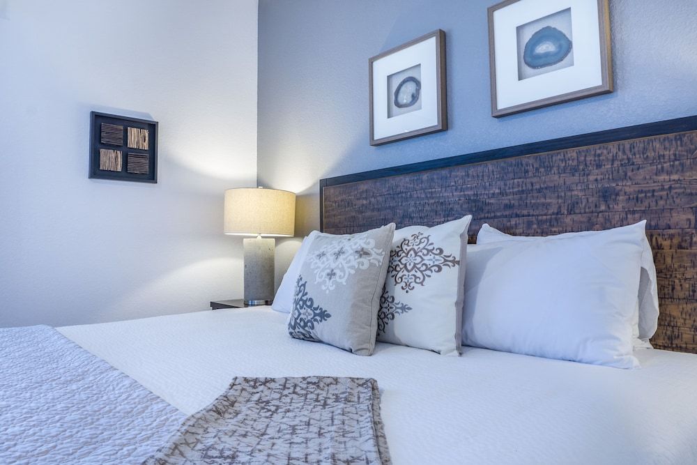 Casa Del Lago Penthouse 3 Bedroom Condo by RedAwning Condo, 3 Bedrooms 4