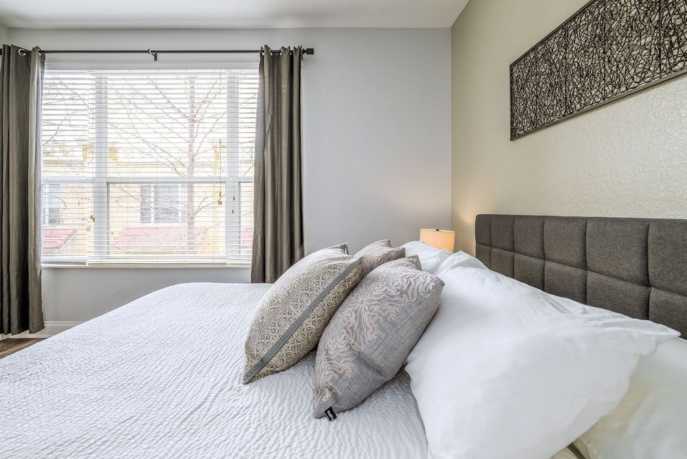 Casa Bella Townhome 3 Bedroom Condo by RedAwning Condo, 3 Bedrooms 2