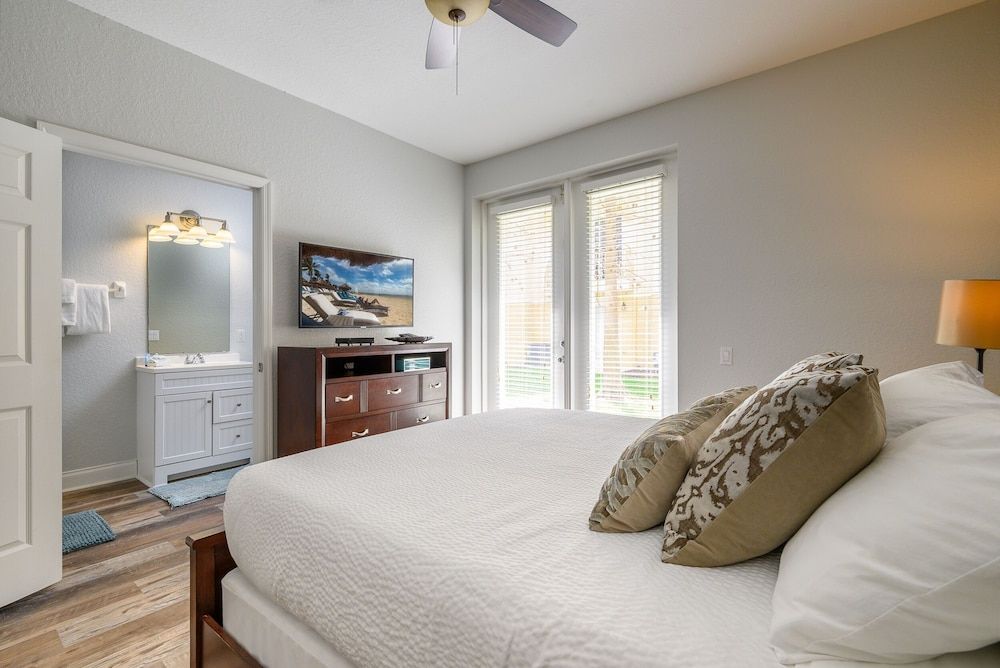 Casa Bella Townhome 3 Bedroom Condo by RedAwning Condo, 3 Bedrooms 3