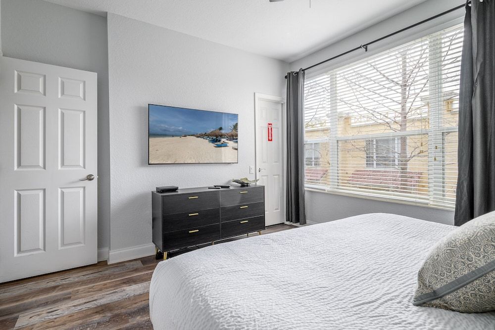 Casa Bella Townhome 3 Bedroom Condo by RedAwning Condo, 3 Bedrooms 4