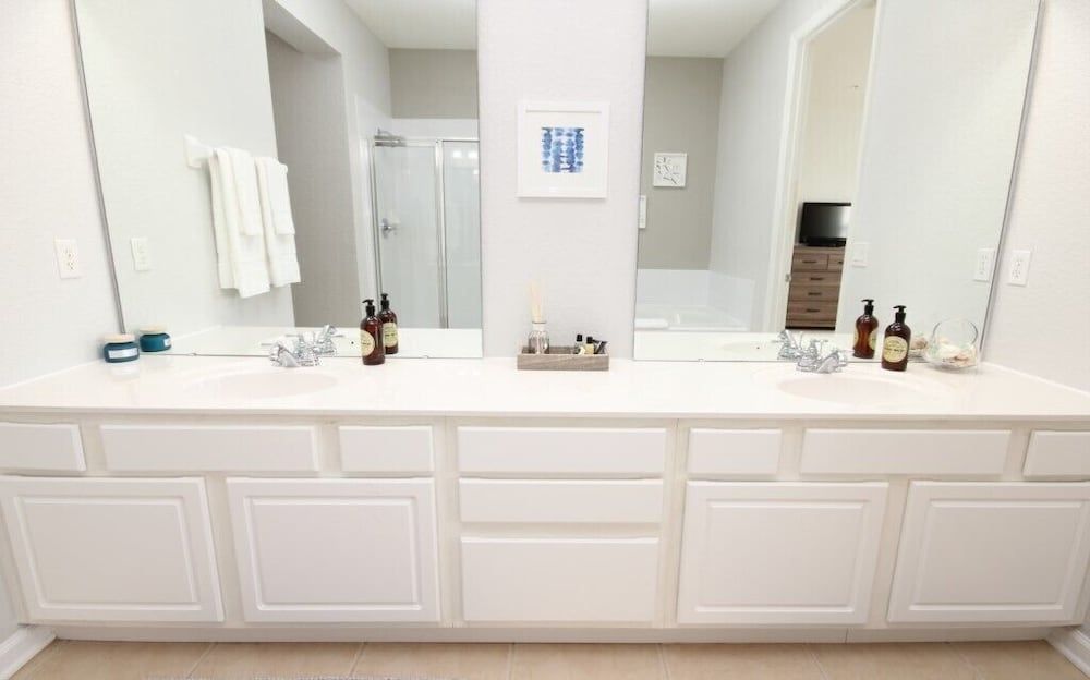 Lakeview Fantasy New! 3 Bedroom Condo by RedAwning Condo, 3 Bedrooms 18