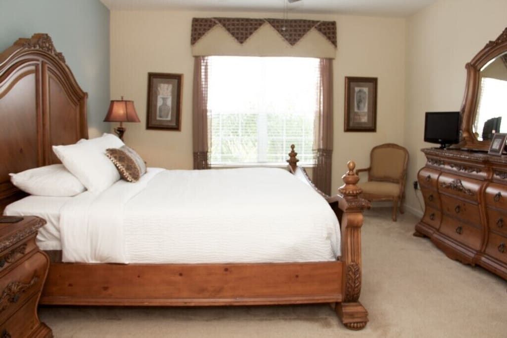 undefined Lake View Classic 3 Bedroom Condo by RedAwning 7