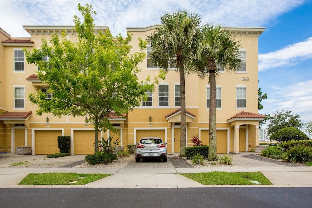 Luxury Townhome 3 Bedroom Condo by Redawning Condo, 3 Bedrooms