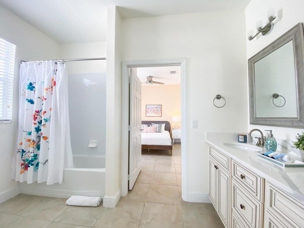 Penthouse Gem. All New! 3 Bedroom Condo by Redawning Condo, 3 Bedrooms 15