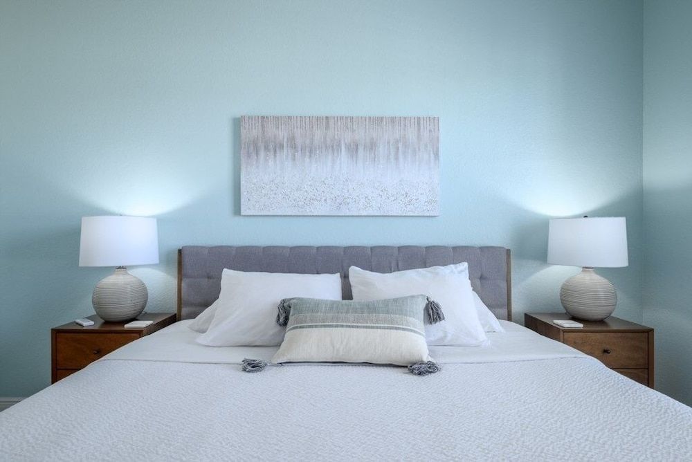 Penthouse Gem. All New! 3 Bedroom Condo by Redawning Condo, 3 Bedrooms 3