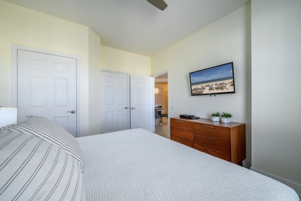 Penthouse Gem. All New! 3 Bedroom Condo by Redawning Condo, 3 Bedrooms 8