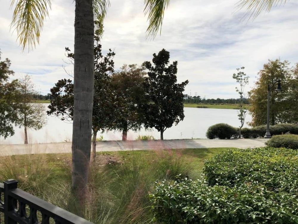 undefined Tideview 20 · Walk TO Convention! Near Universal & Disney 4