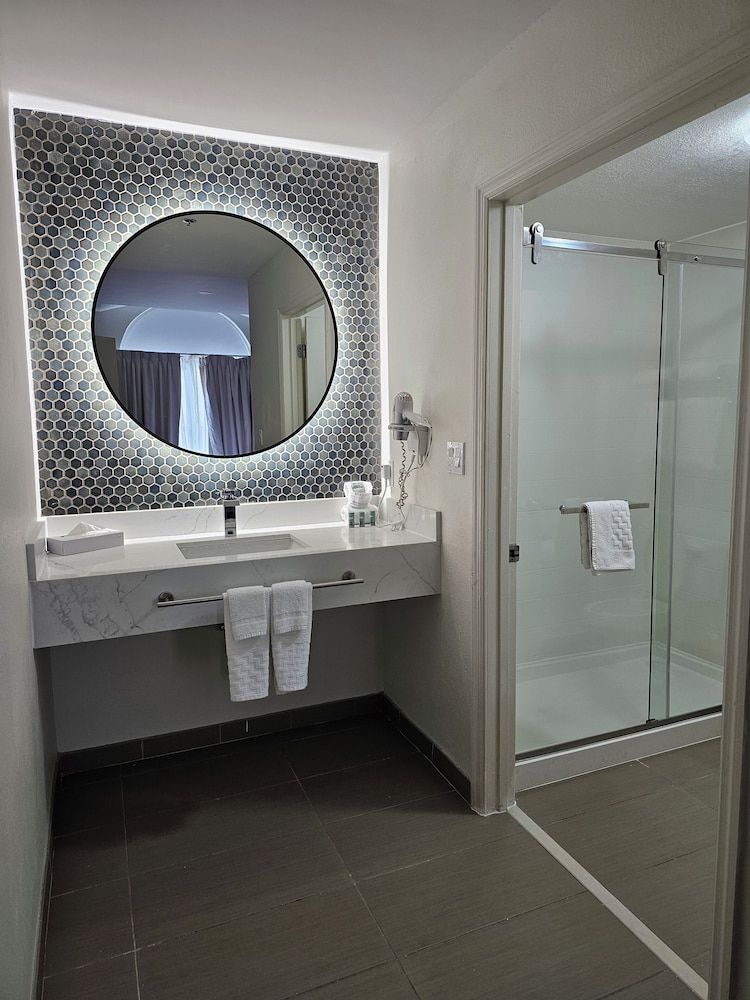 Montreal Suites Deluxe Queen Suite 4