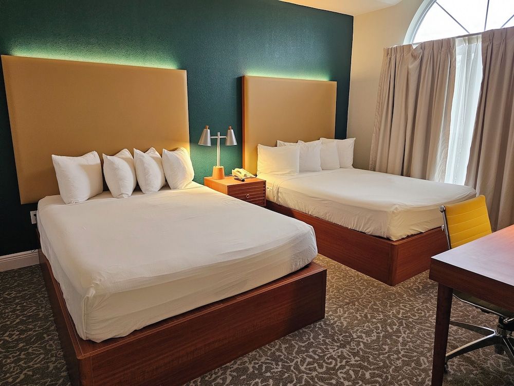 Montreal Suites Deluxe Queen Suite