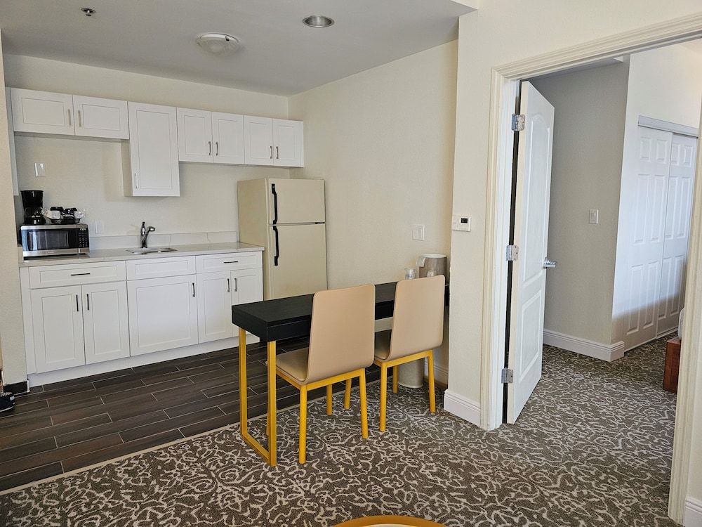 Montreal Suites Deluxe Queen Suite 5