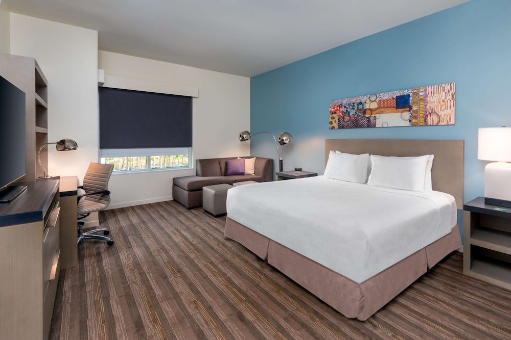 Room, 1 King Bed, Accessible (Roll-In Shower, Den)