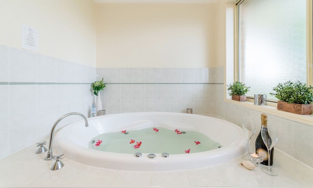 The Carmel Yamba Comfort Room, 1 King Bed, Jetted Tub, Garden View 4