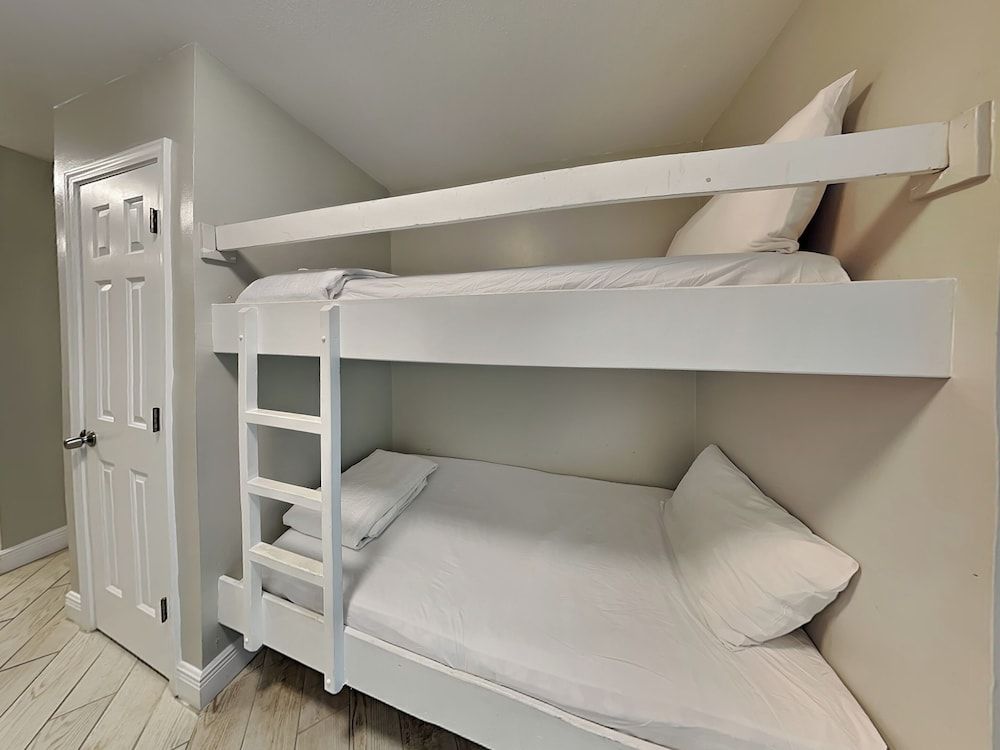 Condo, Multiple Beds, Balcony, Pool View (#206 East - No Pets Allowed)