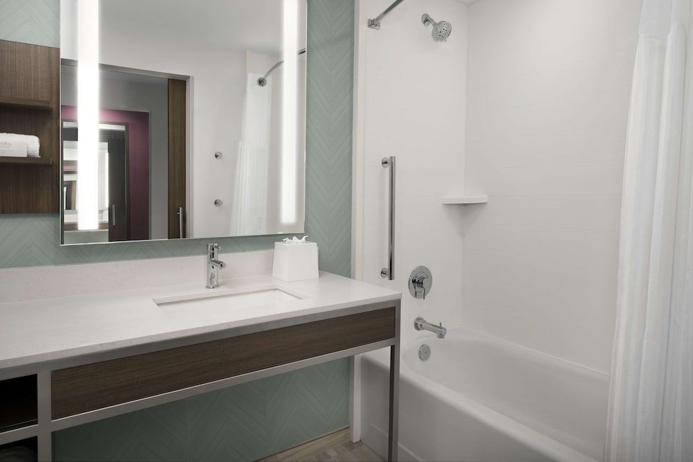 Hilton Garden Inn Pensacola Downtown Room, 2 Queen Beds 4