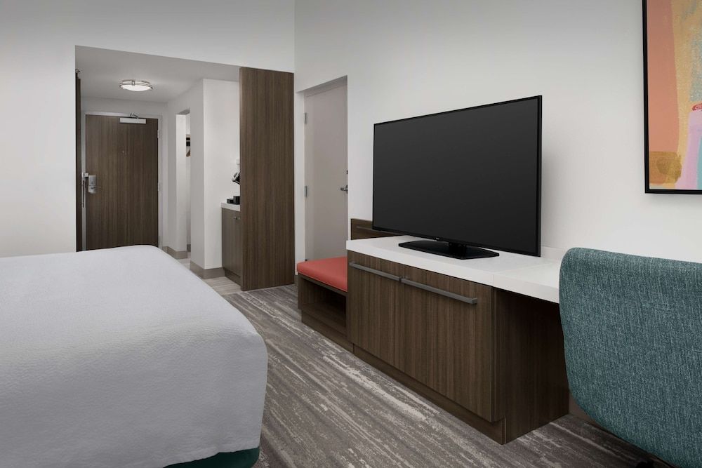 Hilton Garden Inn Pensacola Downtown Room, 1 King Bed, Accessible (Hearing) 5