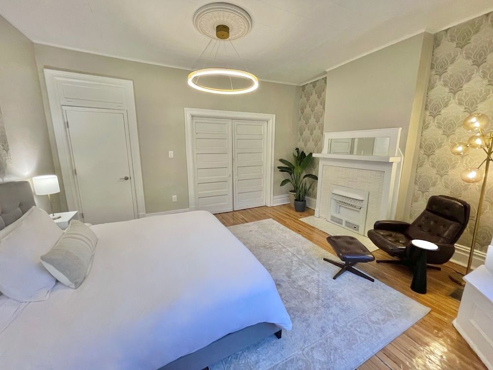 undefined The Warhola Bloomfield 3