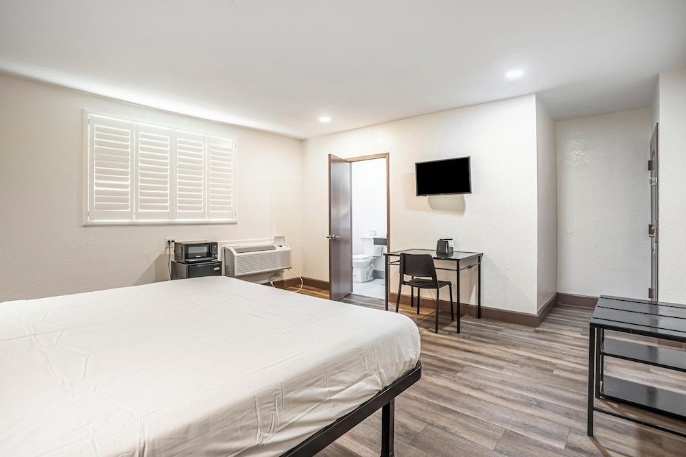 Basic Room, 1 King Bed, Non Smoking