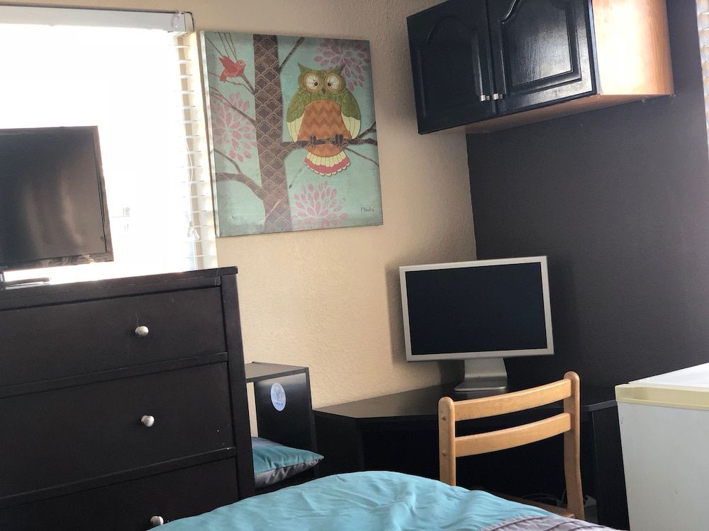 Private Room 1 Queen Bed