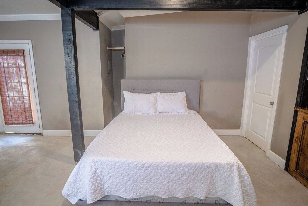 Studio (1 Bedroom)