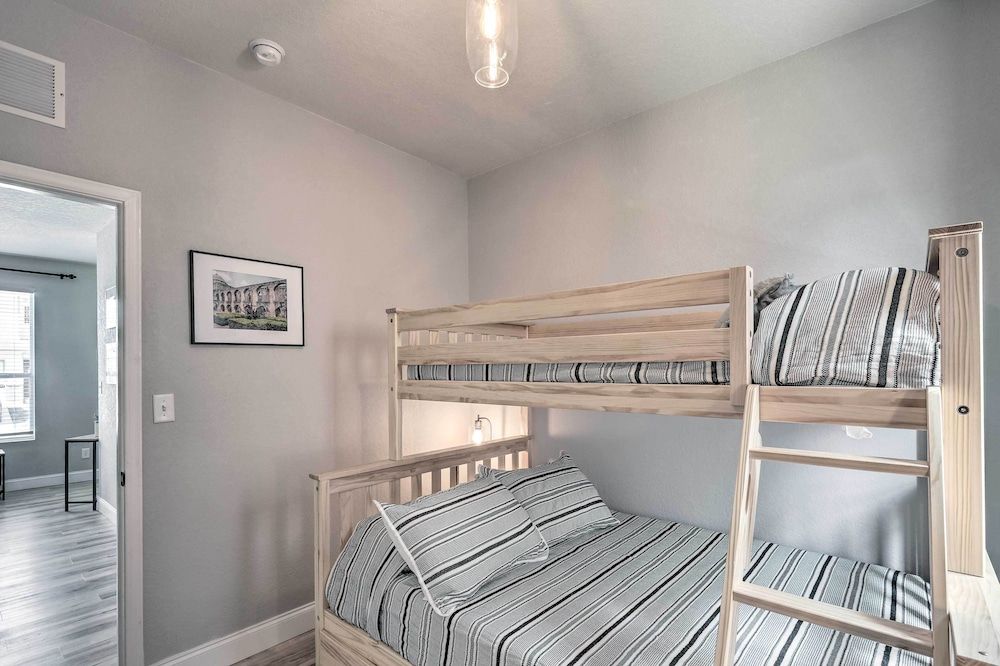 Home Centered Between Sea World & Six Flags!