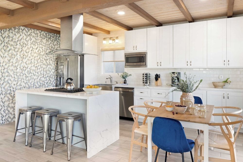 undefined Mission Point 2 by Avantstay Mission Beach Home w/ Large Balcony Steps to Beach! 2