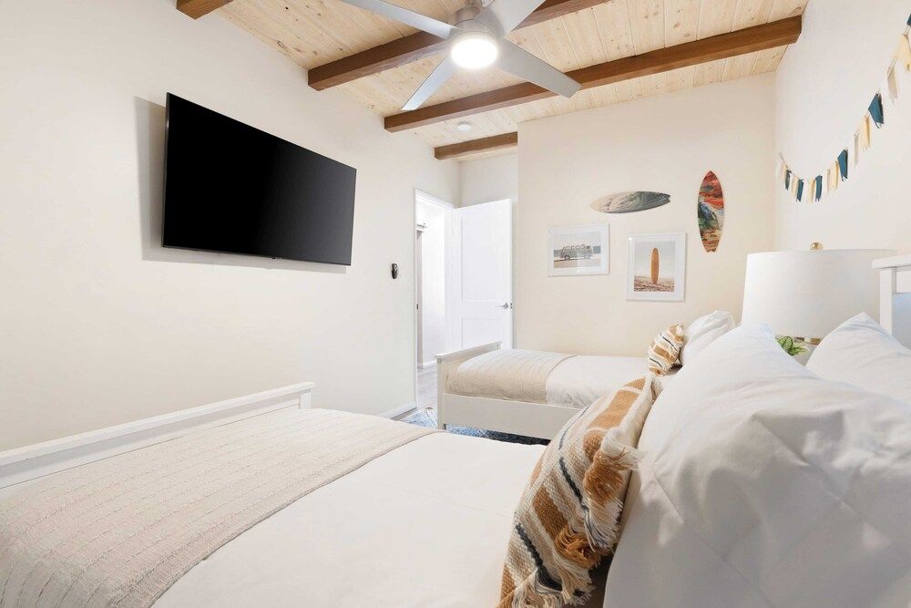 undefined Mission Point 2 by Avantstay Mission Beach Home w/ Large Balcony Steps to Beach! 3