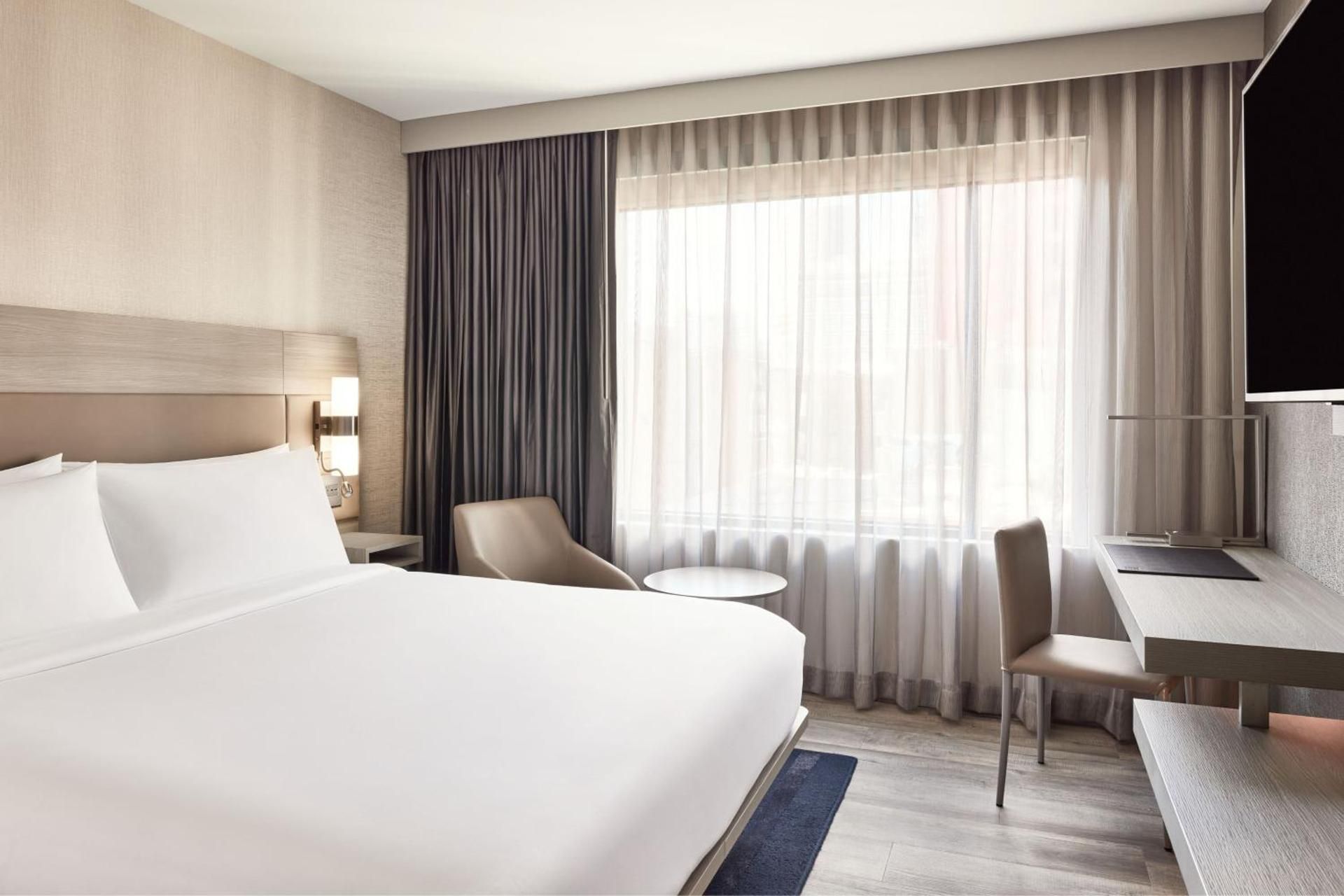 Standard King Room with Adapted Tub - Mobility Accessible