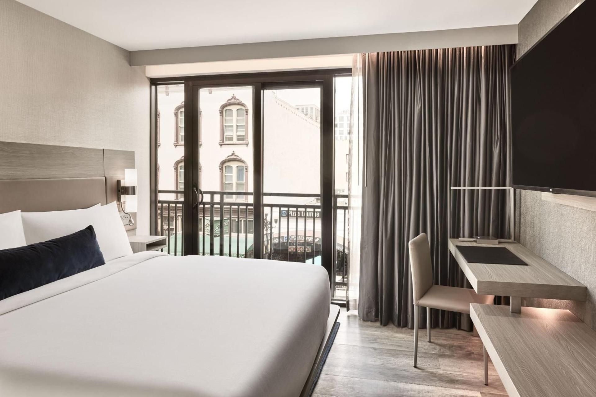 King Room with Balcony and Urban View - Mobility Accessible with Tub
