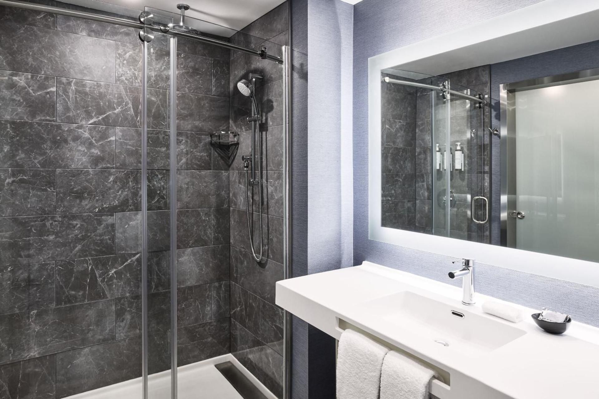 Standard King Room with Adapted Tub - Mobility Accessible