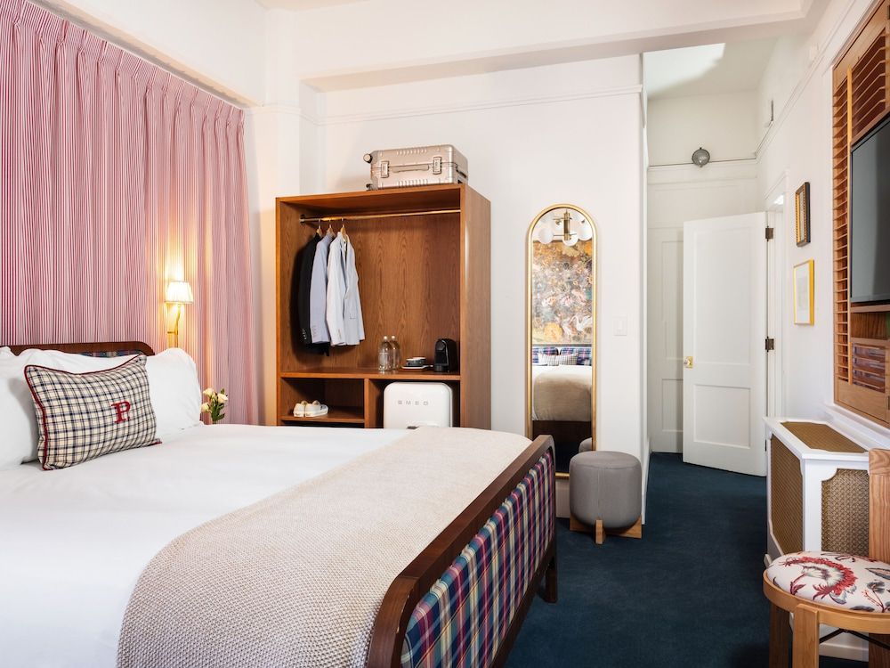 Deluxe Studio, 1 King Bed (The Grand King)
