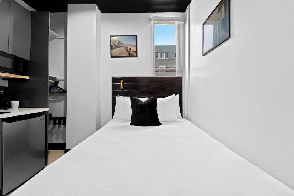 Balboa Park Hotel Standard Room Full Bed 5