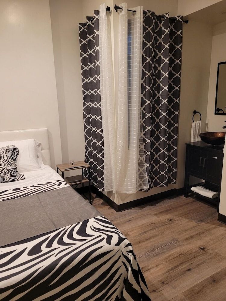 Hotel Gigi San Diego Standard Room 1 Queen Bed 6