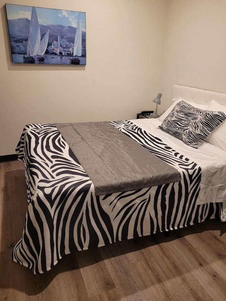 Hotel Gigi San Diego Standard Room 1 Queen Bed 5